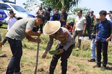 Dukung Ketahanan Pangan, Polisi Tanam Jagung