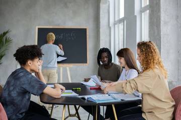 Konten Edukatif Jadi Favorit di Media Sosial