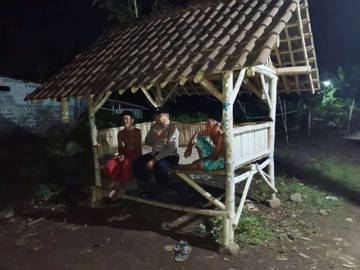 Warga Tempeh Lumajang Gelar Siskamling
