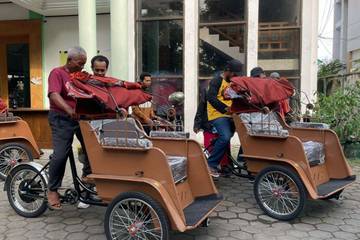 Tukang Becak Banyuwangi Belajar Mengoperasikan Becak Listrik Presiden 