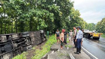 Bus Terguling, Lima Orang Penumpang Mengalami Luka