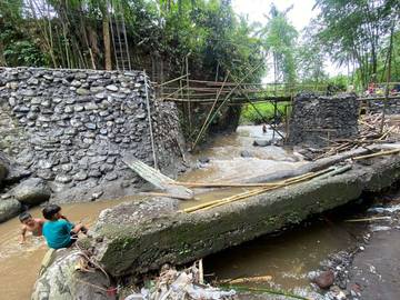 Warga Tlogosari Swadaya Perbaiki Jembatan Penghubung Antar Desa