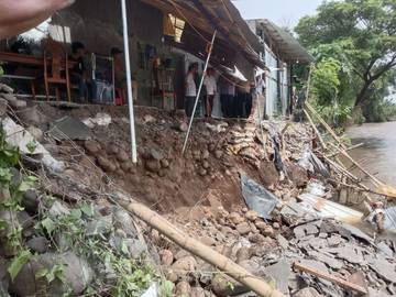 Tangkis Sungai Ambrol, Satu Rumah Terdampak 