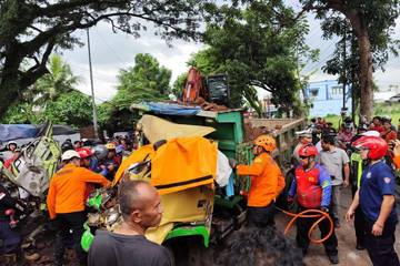Penanganan Kecelakaan Kabat Berlangsung Hingga Malam