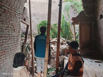 Dua Rumah Rusak Tertimpa Longsor 