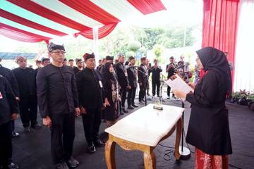 Ipuk Mutasi 58 Pejabat Banyuwangi
