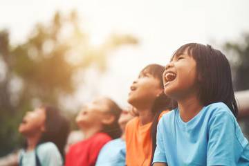 Cara Mendidik Anak agar Bahagia Menurut Psikolog