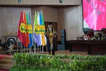  Wisuda UNEJ Dihadiri Anggota DPR RI 