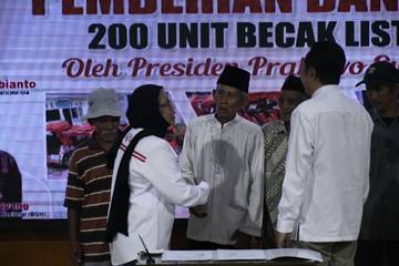 200 Becak Listrik Diberikan pada Abang Becak Lansia