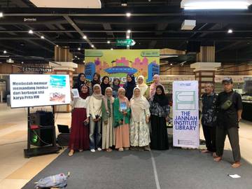 Pegiat Literasi Prita HW Bedah Buku Memoar Jember 