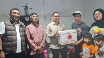 Menbud Serahkan Bantuan Kepada Pegiat Seni Korban Banjir