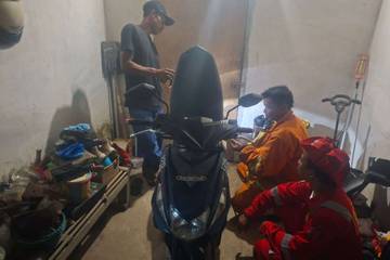 Damkar Banyuwangi Evakuasi Ular Berbisa di Jok Motor 