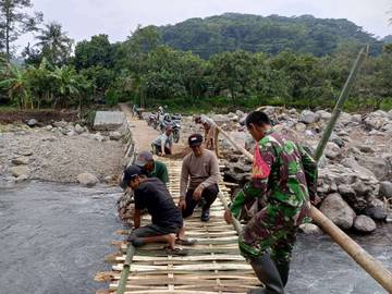 TNI/Polri dan Masyarakat Bangun Jembatan Bambu Pascabanjir 