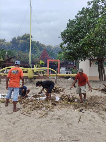 Pengelola Pasir Putih Gotong Royong Bersihkan Sampah Banjir