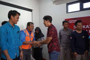 Serikat Pekerja PLN Serahkan Bantuan Warga Terdampak Banjir 