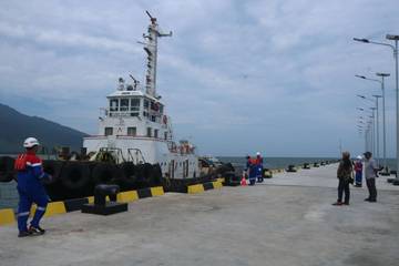 Kemenhub Sukses Uji Sandar Kapal di Pelabuhan Panarukan 
