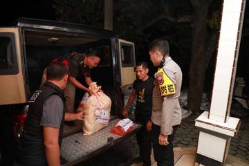 Polres Jember Salurkan Sembako untuk Warga Terdampak Banjir 
