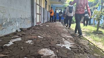 Sekolah Terdampak Banjir Bandang Terpaksa Ditempati Karena Darurat