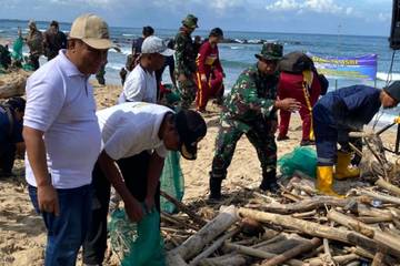 Pemkab–TNI Bersihkan Pantai Pancur Alas Purwo Banyuwangi