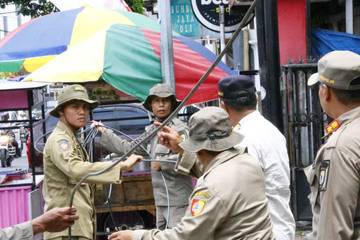 Pemkab Tertibkan Kabel Optik Ilegal di Tiang PJU