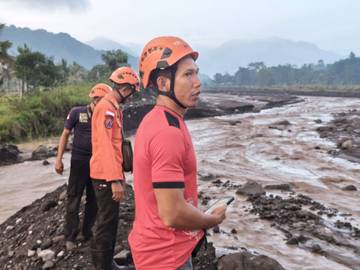 Petugas Terus Berupaya Pasca Rusaknya Jembatan di Lumajang