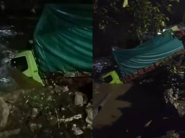 Diduga Rem Blong, Truk Terjun ke Sungai Jember