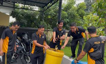 Personil Polres Lumajang Bersihkan Lingkungan