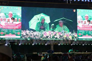 Ratusan Jamaah Padati Alun-alun Jember Bermunajat