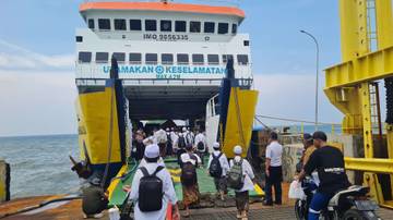 Wabup Antar Kepulangan Ribuan Santri Kepulauan Lewat Jangkar 
