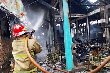 Lima Lapak Pasar Tiga Berlian Terbakar