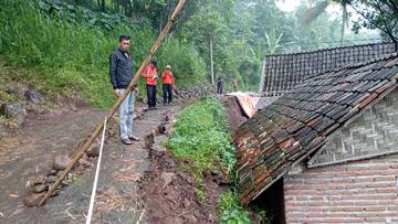 Tembok Penahan Tanah Longsor, Menimpa Rumah Hingga Rusak
