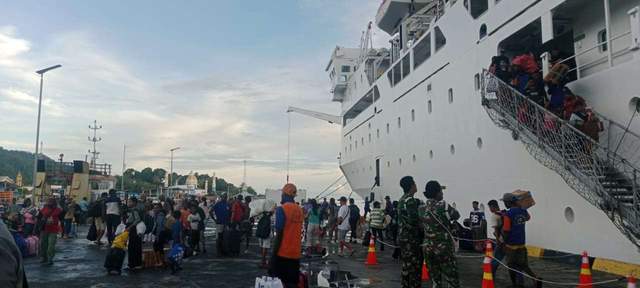 Arus Balik Lebaran di Pelabuhan Kaimana Padat Penumpang