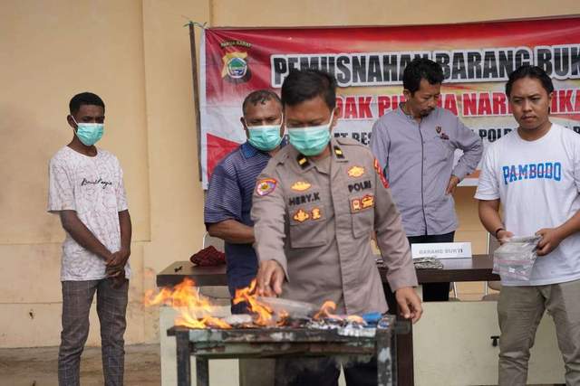 Polda Papua Barat Musnahkan 353,99 Gram Ganja