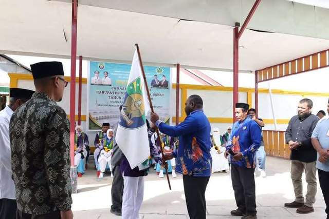 Wabub Resmi Lepas 36 CJH Kabupaten Kaimana