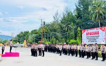 Dua Puluh Anggota Polres Kaimana Terima Kenaikan Pangkat