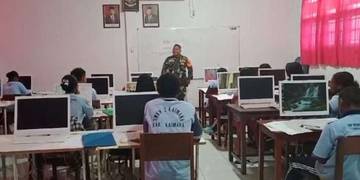 Sertu Takim Bantu Proses Belajar Mengajar di SMK Kaimana