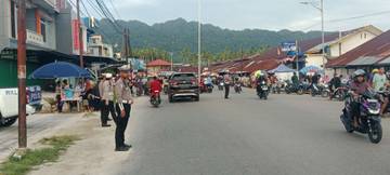 Unit Polres Kaimana berikan kenyaman berlalulintas di Jalan Raya