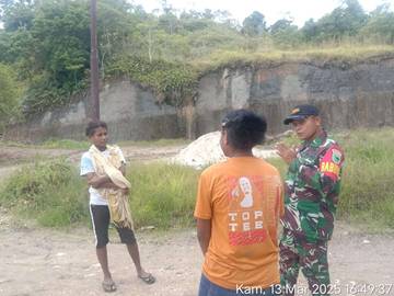 Babinsa Kodim 1804/Kaimana Laksanakan Komsos dengan Warga
