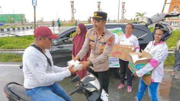 Polsek Buruway, Polres Kaimana Bagikan Takjil dalam Bhakti Religi