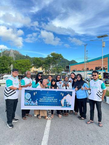 Keluarga Besar Apotek Amoria Kaimana Bagikan Takjil