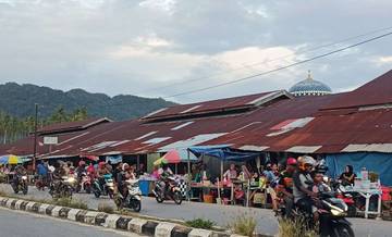 Pasar Baru Kroy Kaimana Ramai Penjual dan Pembeli Takjil Jelang Berbuka