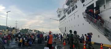 Arus Balik Lebaran di Pelabuhan Kaimana Padat Penumpang