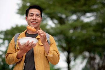  Bahaya Makan Tanpa Mengunyah dengan Benar 