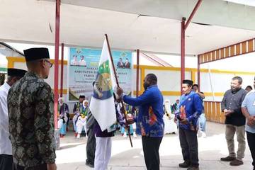 Wabub Resmi Lepas 36 CJH Kabupaten Kaimana