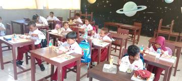Siswa Langsung Konsumsi Makanan Begitu Makanan Tiba
