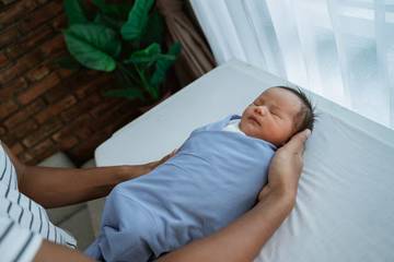Manfaat Bedong agar Bayi Tenang dan Tidur Nyenyak 