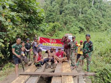 TNI-Polri Bersama Warga Bangun Jembatan 