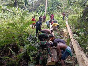 Sinergitas Aparat dan Warga Yamor Bangun Jembatan Penghubung