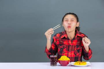 Mengapa Makan Terlalu Cepat Dapat Merusak Pencernaan Anda
