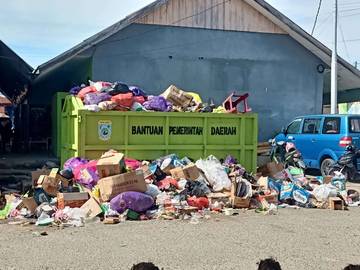 Sampah Berhamburan Ganggu Kenyamanan Pasar Otsus Kroy